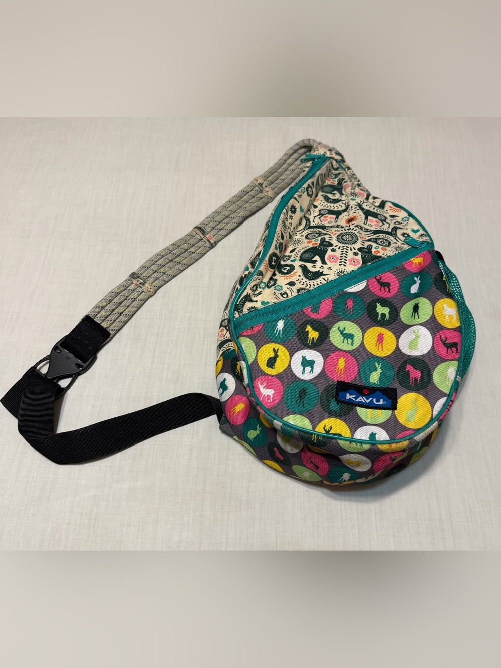 Kavu Paxton Teal-Trim Multicolor Animal Dot Rope Sling
